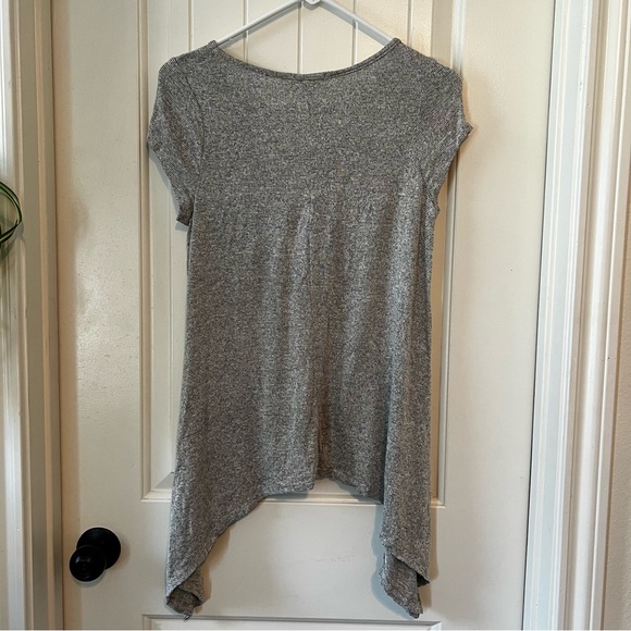Aiden Y NWT Heather Gray Knit T-Shirt Shark-bite Hem Cap Sleeves Stretchy Comfy - Picture 3 of 11